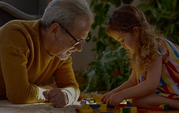 Un père et sa fille jouant avec des blocs