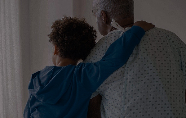 Un grand-père assis avec son petit-fils