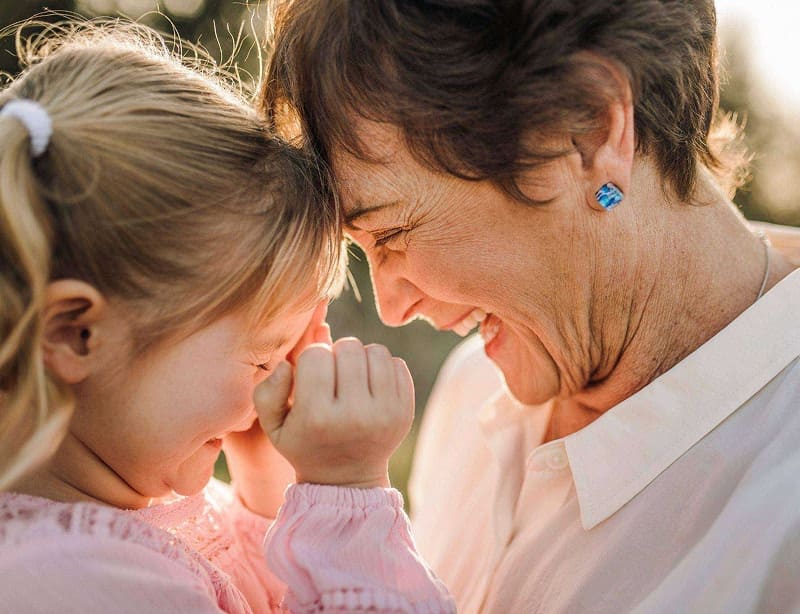 Une grand-mère riant avec sa petite-fille