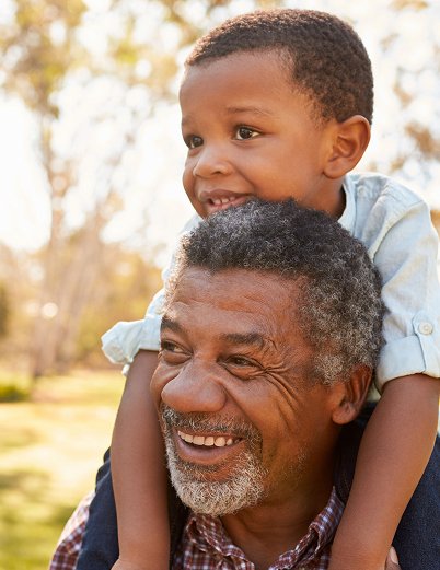 Un petit-fils sur les épaules de son grand-père