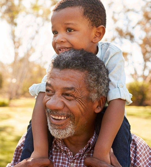 Un petit-fils sur les épaules de son grand-père